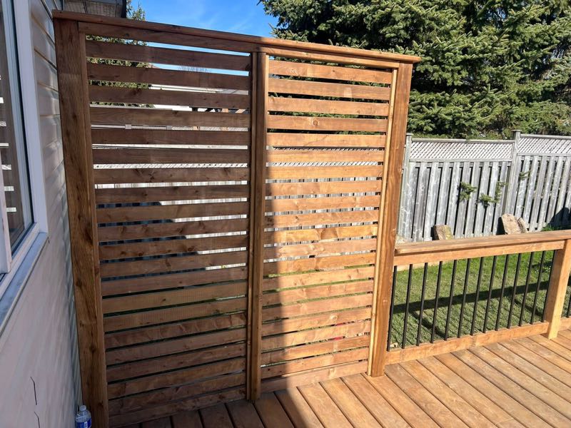 Horizontal cedar privacy screen on a wood deck